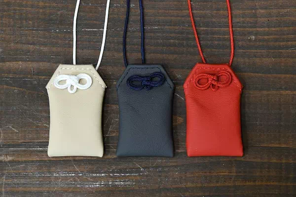 オーダーメイドのプレゼントやギフトに車の革シートを使用したレザーお守りをオーダー製作