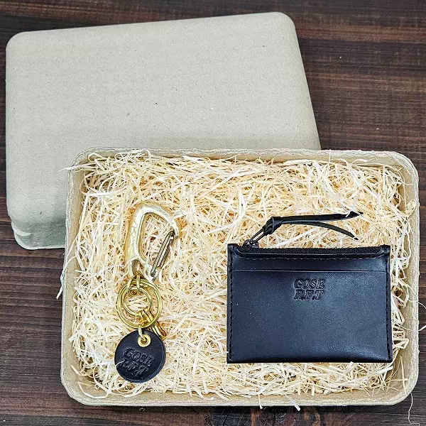 オーダーメイドのプレゼントやギフトに部活の卒業記念品に真鍮カラビナキーホルダーとブラックコインケースのオーダー製作