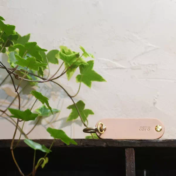 オーダーメイドのプレゼントやギフトにオリジナル日本製ヌメ革ルームキーケース