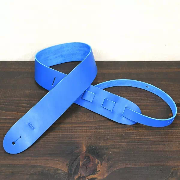 ギフト・プレゼントに当店にはないブルーの国産植物タンニン鞣し革でギターストラップをオーダー製作。