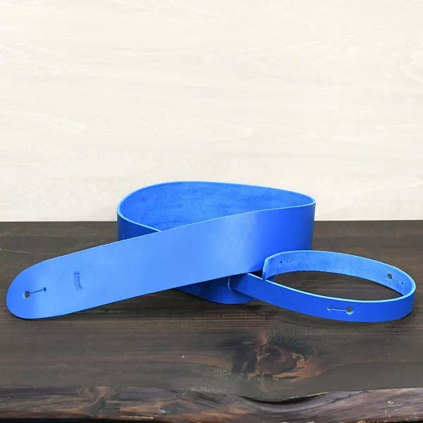 ギフト・プレゼントに当店にはないブルーの国産植物タンニン鞣し革でギターストラップをオーダー製作。