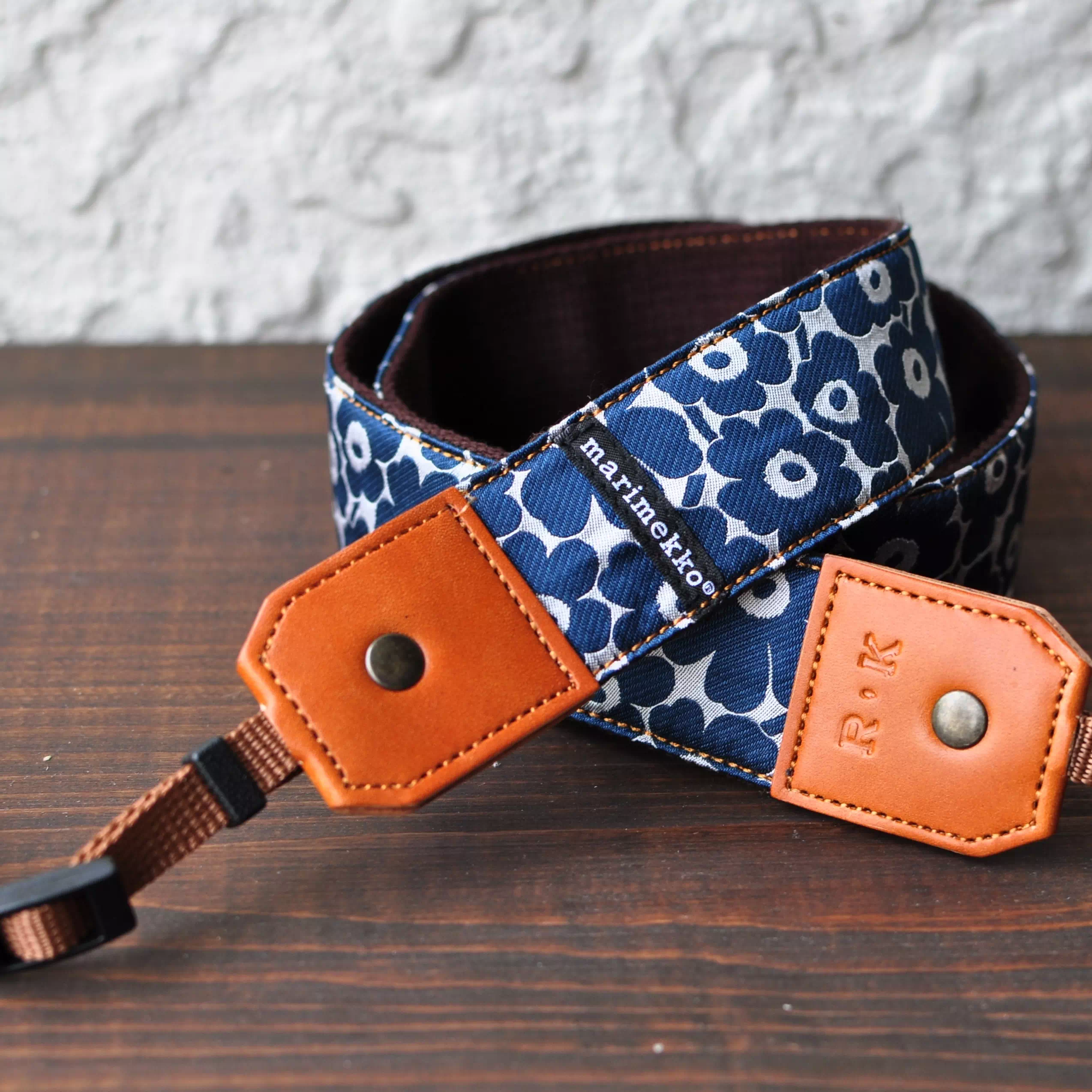 ギフト・プレゼントに日本製オリジナルオーダーメイドマリメッコ生地カメラストラップ