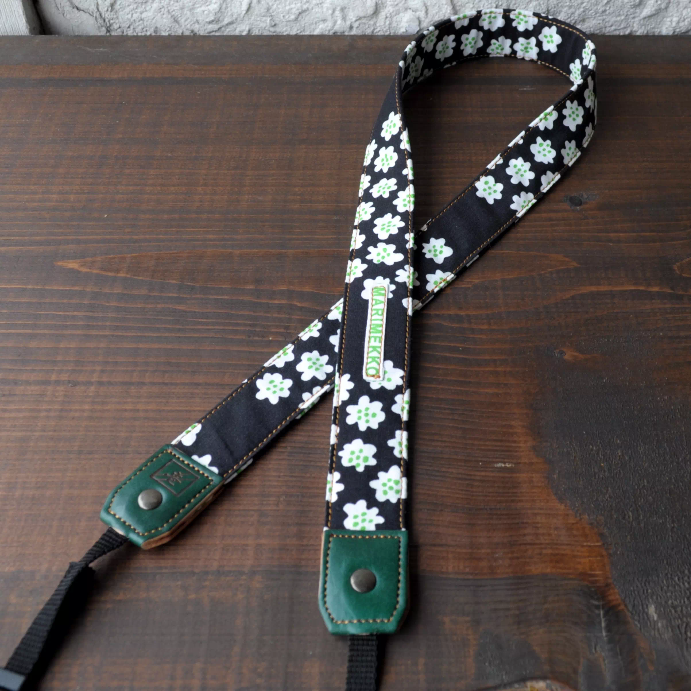 ギフト・プレゼントに日本製オリジナルオーダーメイドマリメッコ生地カメラストラップ