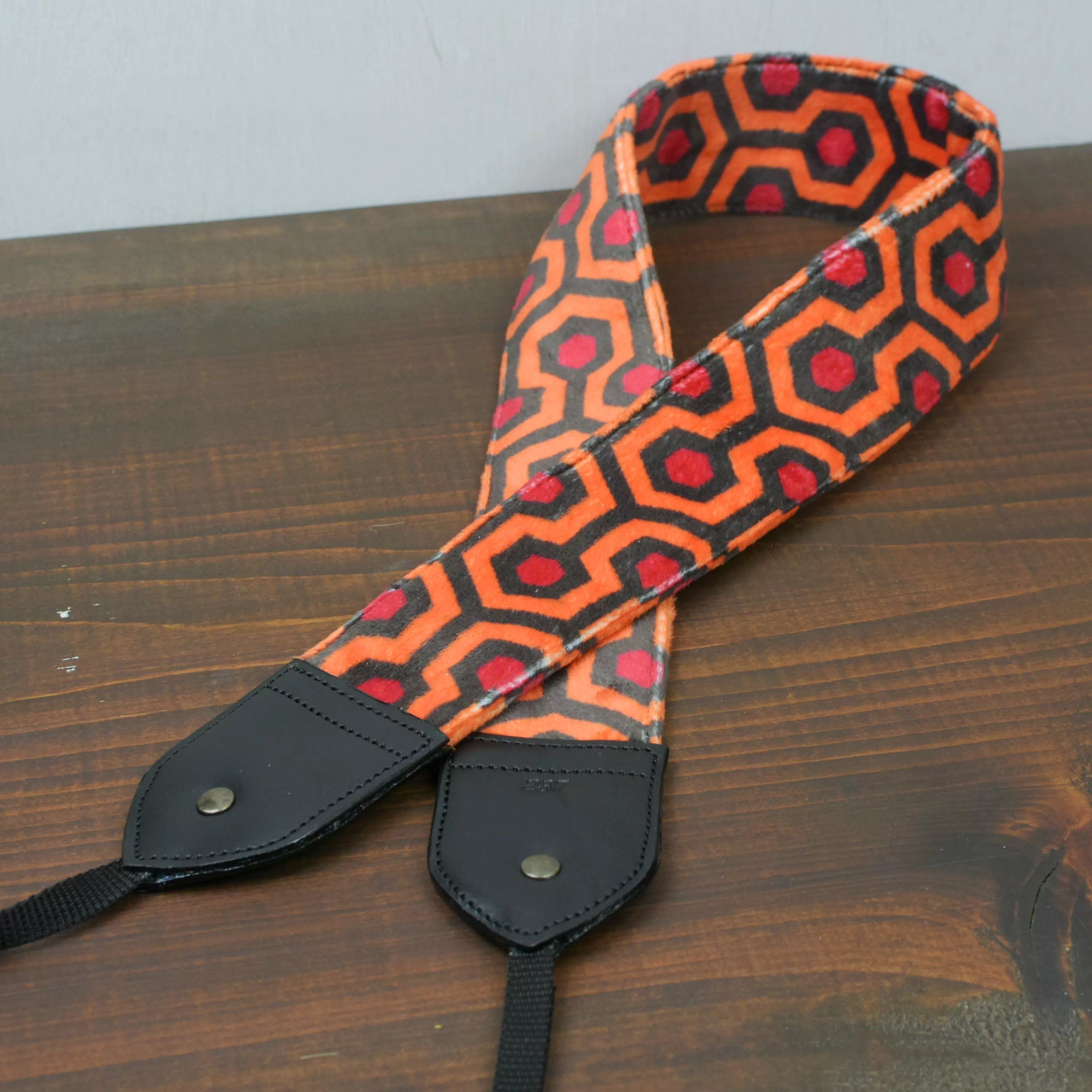 ギフト・プレゼントに日本製オリジナルオーダーメイドベロア生地カメラストラップ