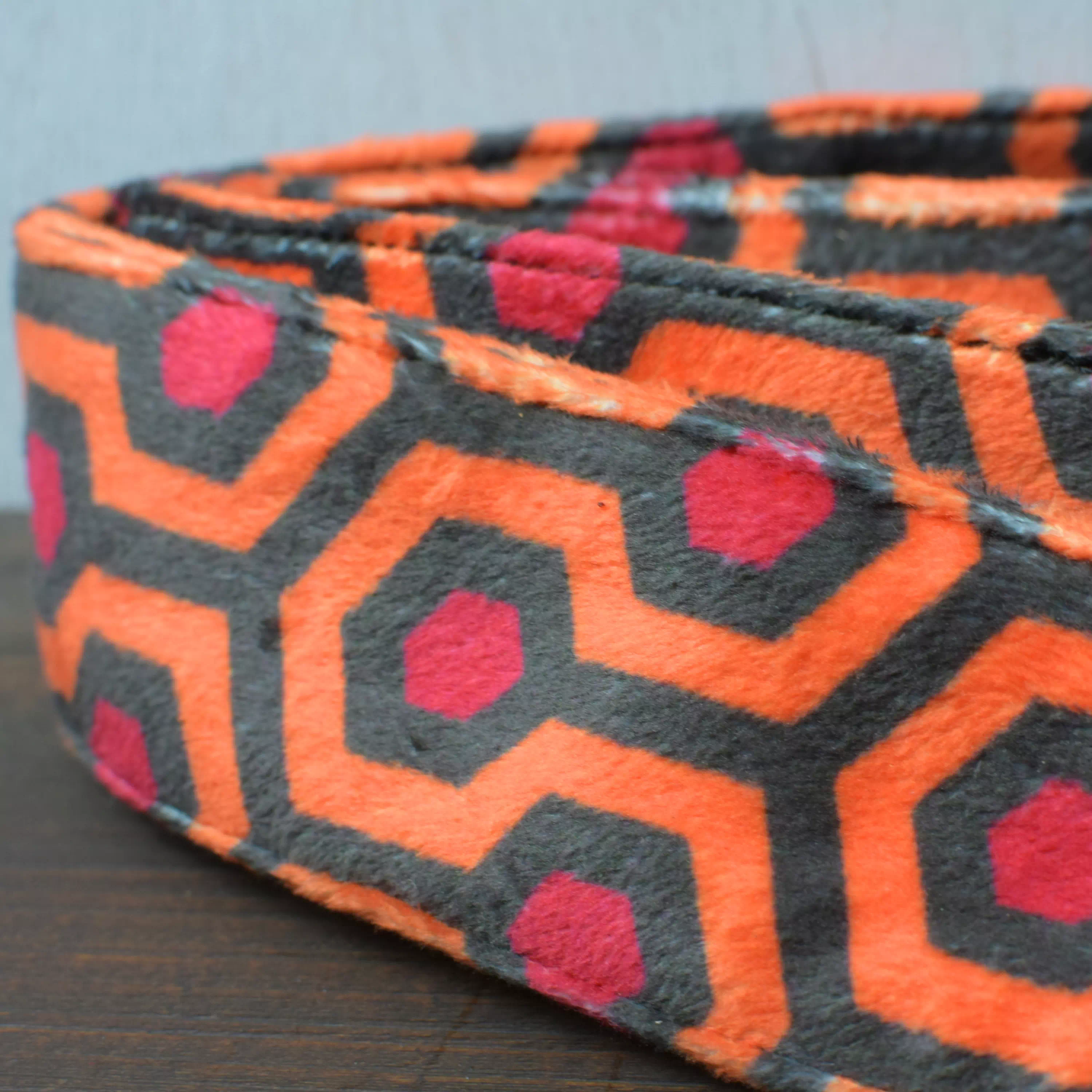 ギフト・プレゼントに日本製オリジナルオーダーメイドベロア生地カメラストラップ