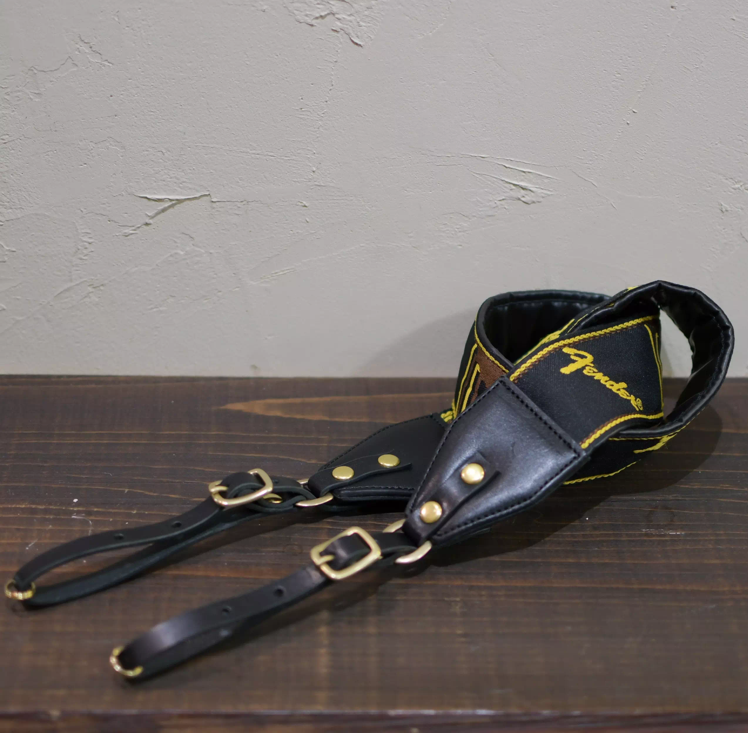 ギフト・プレゼントに日本製オリジナルオーダーメイドフェンダーカメラストラップ