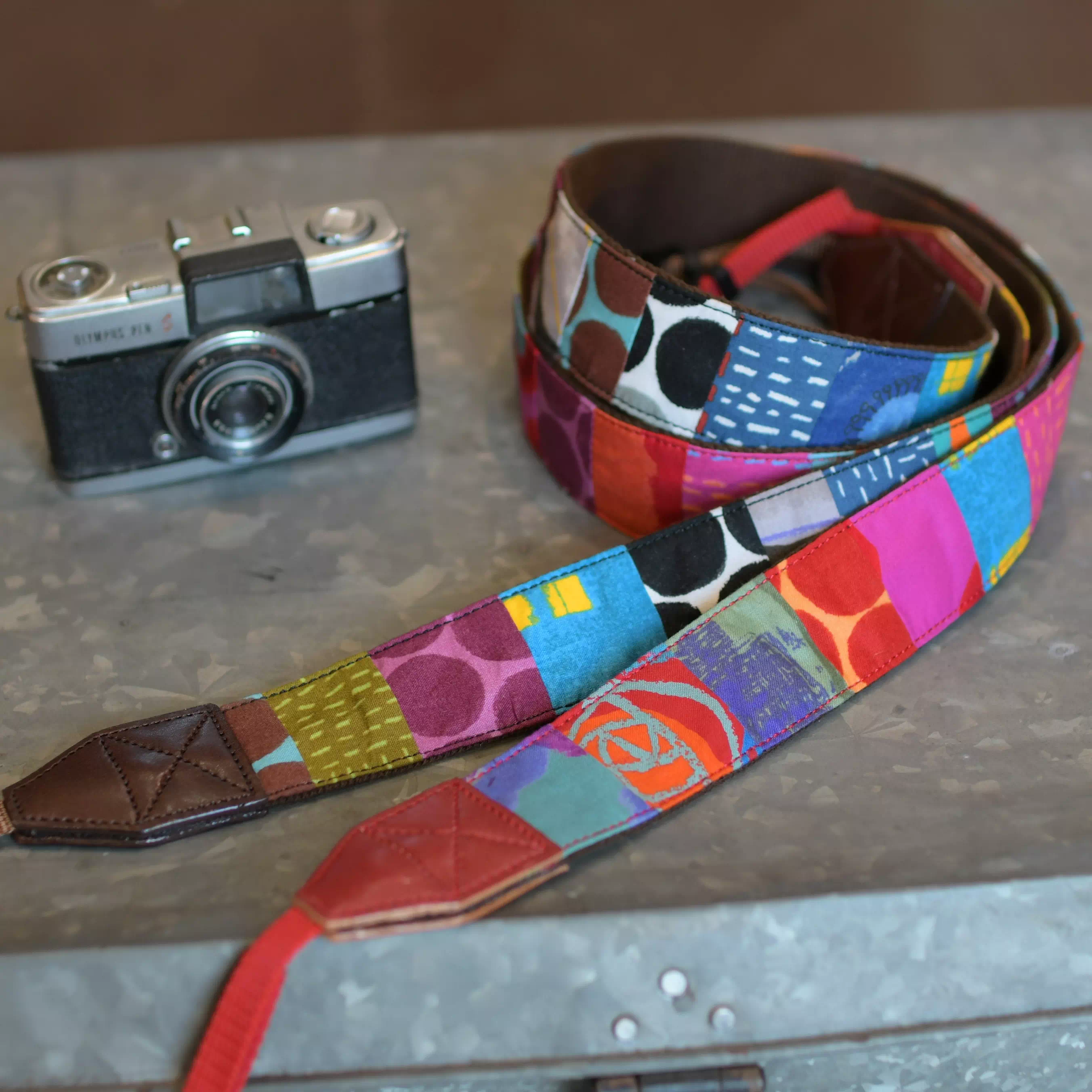 ギフト・プレゼントに日本製赤耳デニムオリジナルオーダーメイドカメラストラップ