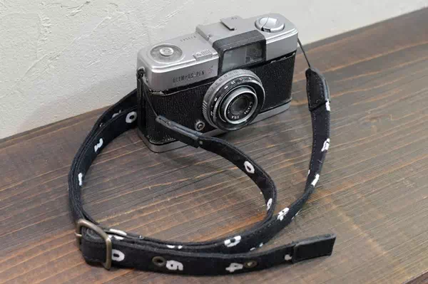 ギフト・プレゼントに日本製オリジナルオーダーメイドコンパクトカメラストラップ