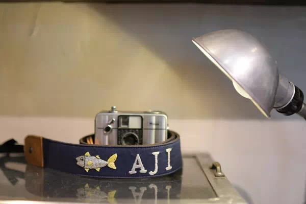 ギフト・プレゼントに日本製オリジナルオーダーメイド手刺繍カメラストラップ