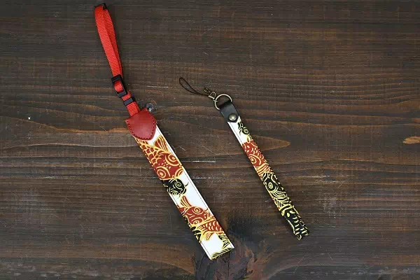 リメイクオーダー・ギフト・プレゼントに某週刊誌の企画でグラビアアイドルの私服をカメラストラップにリメイク