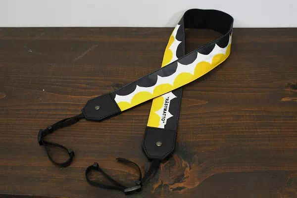 リメイクオーダー・ギフト・プレゼントに某週刊誌の企画でグラビアアイドルの私服をカメラストラップにリメイク