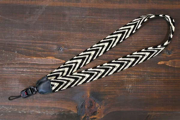 リメイクオーダー・ギフト・プレゼントに某週刊誌の企画でグラビアアイドルの私服をカメラストラップにリメイク