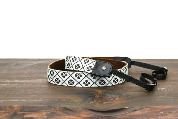 リメイクオーダー・ギフト・プレゼントに某週刊誌の企画でグラビアアイドルの私服をカメラストラップにリメイク