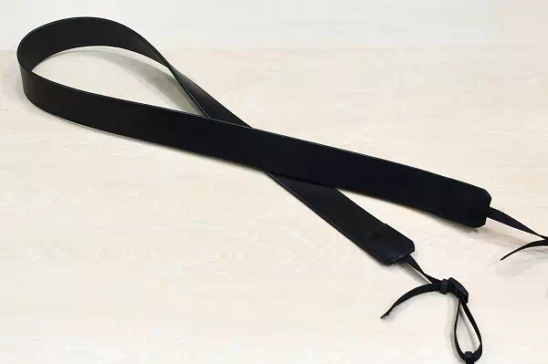 リメイクオーダー・ギフト・プレゼントにブラックヌメ革でカメラストラップのオーダー製作