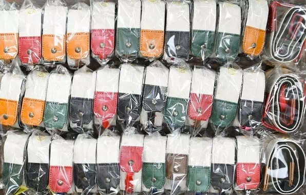 ギフト・プレゼントに記念品としてオリジナル刺繍をしたキャンバス生地でカメラストラップをオーダー製作