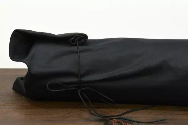 オーダーメイドのプレゼントやギフトに遮光1級、防炎の生地で革の半裁用ケースをオーダー製作