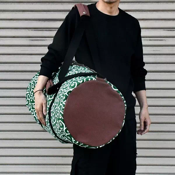 オーダーメイドのプレゼントやギフトに唐草生地と4号帆布で大きな円型ボストンバッグをオーダー製作事例