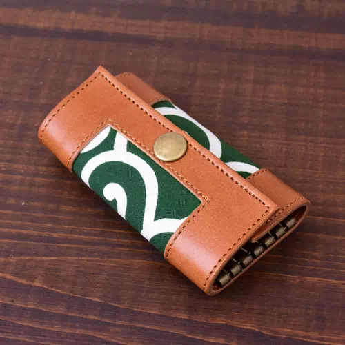 オーダーメイドのプレゼントやギフトにオリジナル日本製唐草模様のヌメ革キーケース