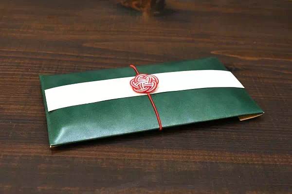 オーダーメイドのプレゼントやギフトに帯封付き100万円が入るサイズでヌメ革祝儀袋をオーダー製作