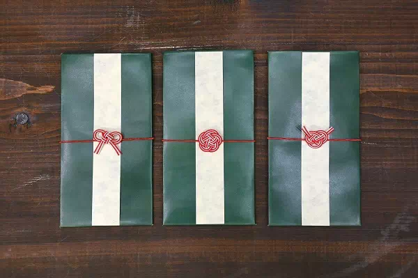 オーダーメイドのプレゼントやギフトに帯封付き100万円が入るサイズでヌメ革祝儀袋をオーダー製作