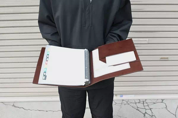 オーダーメイドのプレゼントやギフトにA4サイズのルーズリーフ用ヌメ革ファイルをオーダー製作