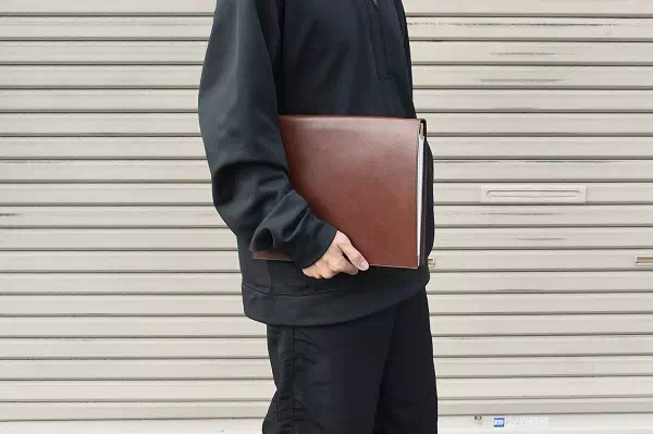 オーダーメイドのプレゼントやギフトにA4サイズのルーズリーフ用ヌメ革ファイルをオーダー製作