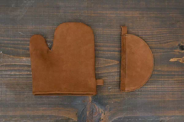 オーダーメイドのプレゼントやギフトに柔らかな革で鍋つかみ２種をオーダー製作