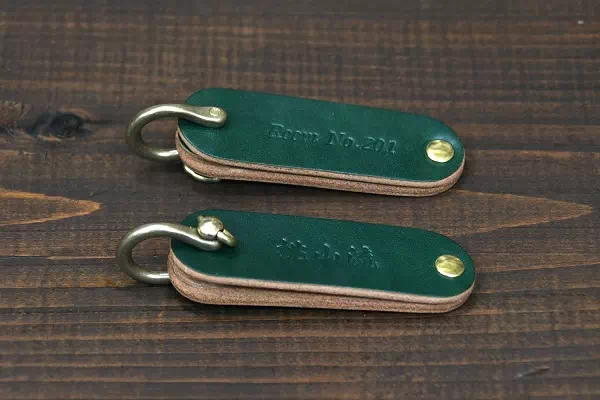 オーダーメイドのプレゼントやギフトに美容師さんのシザーケースをヌメ革でオーダー製作