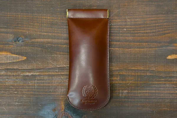 オーダーメイドのプレゼントやギフトにオリジナル刻印でバネ口金メガネケースをヌメ革でオーダー製作