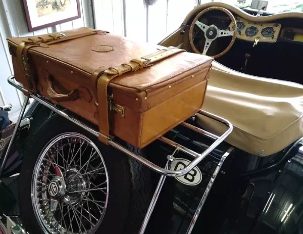 オーダーメイドのプレゼントやギフトにクラシックカーMGの荷台にトランクを積む用の革ベルトをオーダー製作