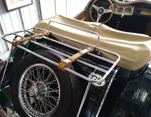 オーダーメイドのプレゼントやギフトにクラシックカーMGの荷台にトランクを積む用の革ベルトをオーダー製作