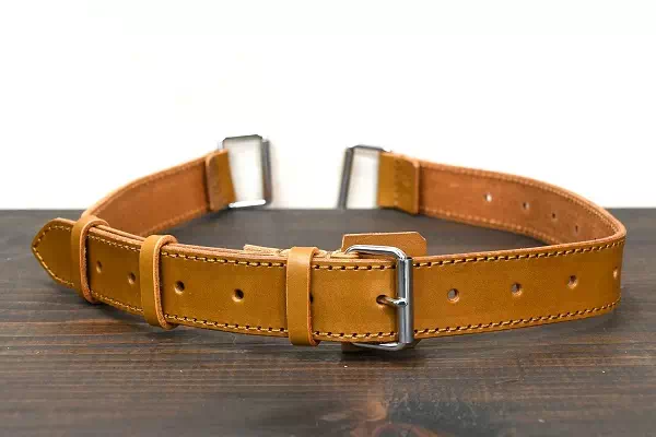 オーダーメイドのプレゼントやギフトにクラシックカーMGの荷台にトランクを積む用の革ベルトをオーダー製作