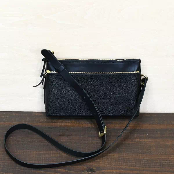 オーダーメイドのプレゼントやギフトにヌメ革と黒桟革を使用しショルダーバッグをオーダー製作