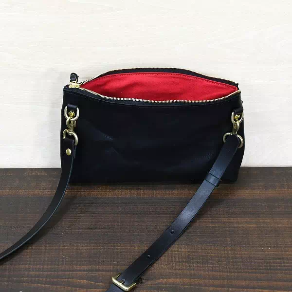 オーダーメイドのプレゼントやギフトにヌメ革と黒桟革を使用しショルダーバッグをオーダー製作