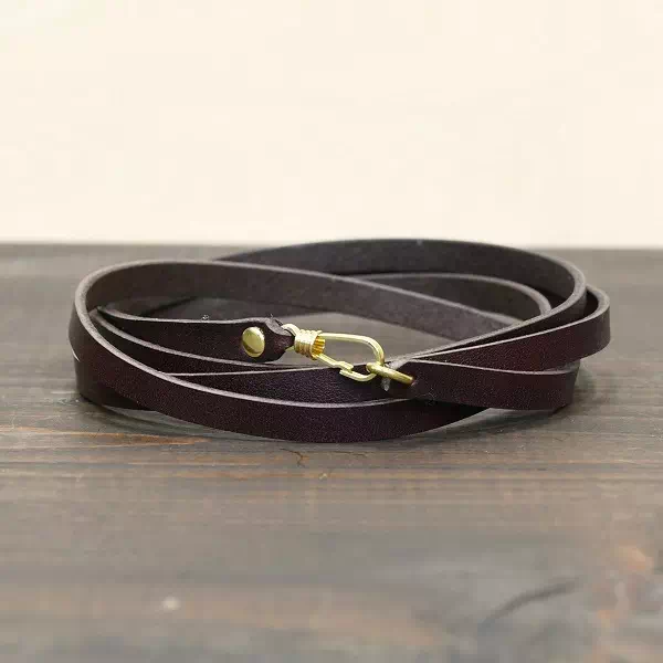 オーダーメイドのプレゼントやギフトにヌメ革で細いショルダー紐をオーダー製作