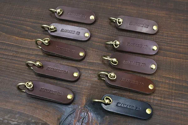 オーダーメイドのプレゼントやギフトにヌメ革でランピング施設のルームキーケースをオーダー製作