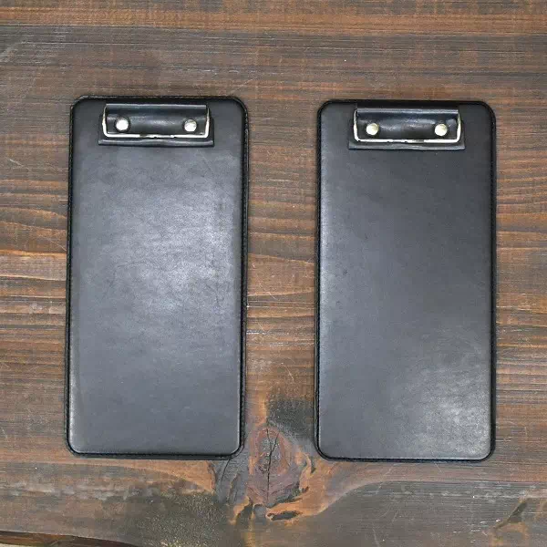 オーダーメイドのプレゼントやギフトにヌメ革でランピング施設のルームキーケースをオーダー製作