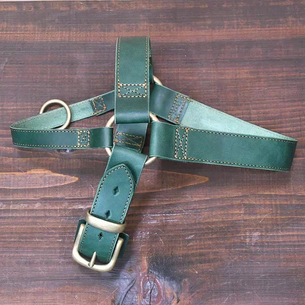 オーダーメイドのプレゼントやギフトに犬のハーネスをベルト革と真鍮金具でオーダー製作