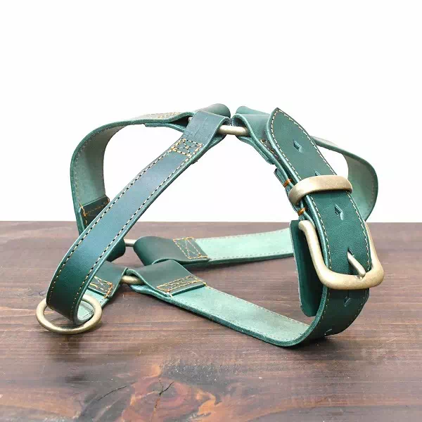 オーダーメイドのプレゼントやギフトに犬のハーネスをベルト革と真鍮金具でオーダー製作