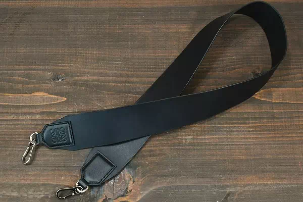オーダーメイドのプレゼントやギフトにロエベのショルダー紐をタンニン鞣し革のショルダーストラップへオーダー製作