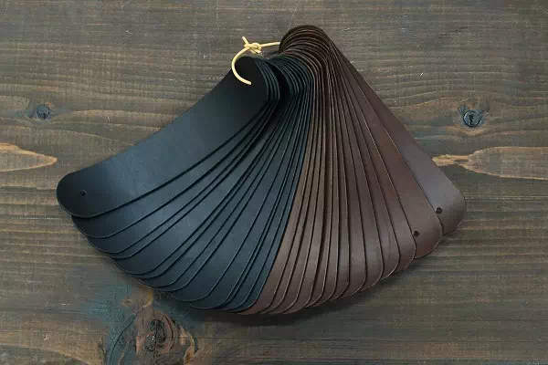 オーダーメイドのプレゼントやギフトにドレスブランドのサインを植物タンニン鞣し革でオーダー製作