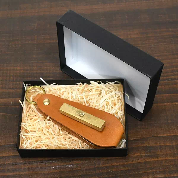 オーダーメイドのプレゼントやギフトに某ホテルの記念品に植物タンニン鞣し革の真鍮靴ベラキーホルダーを製作