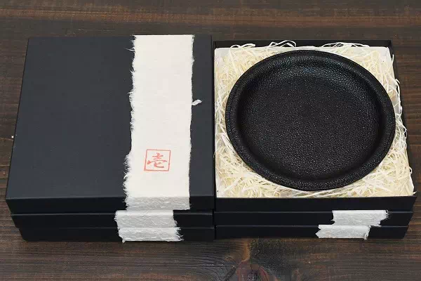 オーダーメイドのプレゼントやギフトに漆塗レザーの黒桟革を使用したトレイを店舗備品として製作