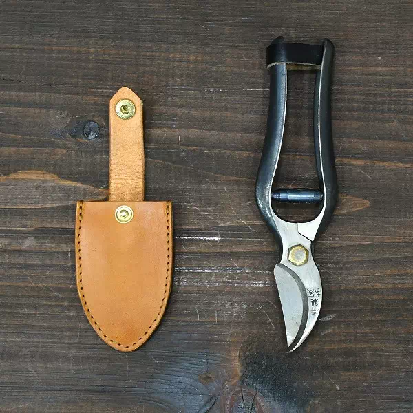 オーダーメイドのプレゼントやギフトに職人さんの特殊なハサミのカバーをオーダー製作