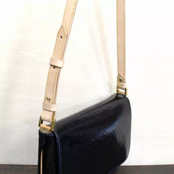 オーダーメイドのプレゼントやギフトにルイヴィトンのヴェルニの革ショルダー部分を斜め掛け出来るようにショルダー紐のオーダー製作