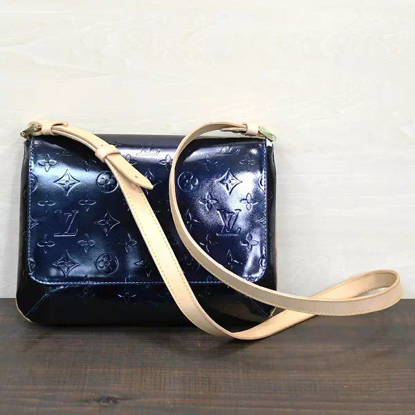 オーダーメイドのプレゼントやギフトにルイヴィトンのヴェルニの革ショルダー部分を斜め掛け出来るようにショルダー紐のオーダー製作