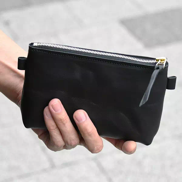 オーダーメイドのプレゼントやギフトに植物タンニン鞣し革のシンプルなジップポーチの中身をオリーブ色にセミオーダー製作