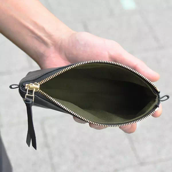 オーダーメイドのプレゼントやギフトに植物タンニン鞣し革のシンプルなジップポーチの中身をオリーブ色にセミオーダー製作