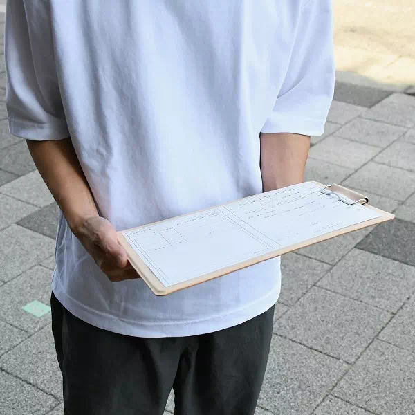 オーダーメイドのプレゼントやギフトにA4サイズ用紙に使えるサイズ感でクリップボードのセミオーダー製作