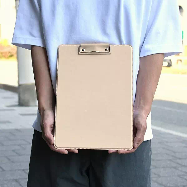 オーダーメイドのプレゼントやギフトにA4サイズ用紙に使えるサイズ感でクリップボードのセミオーダー製作